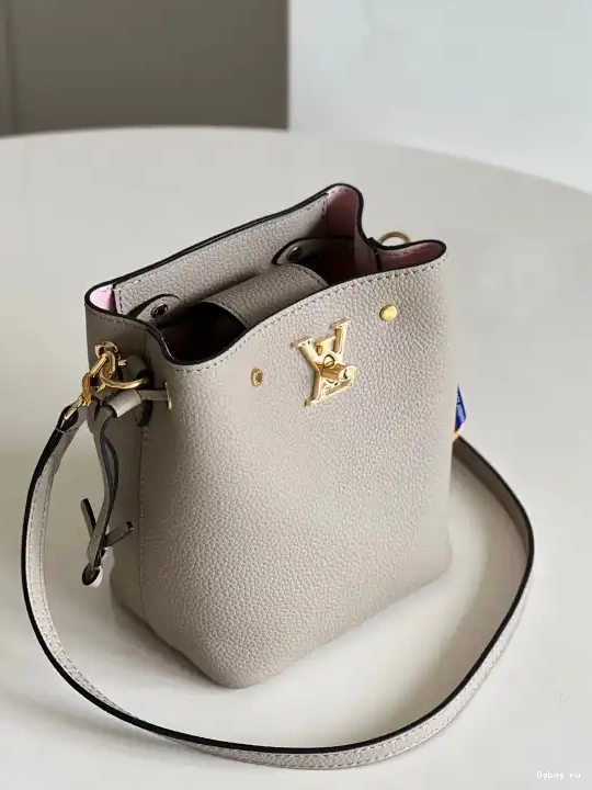 LOUIS BUCKET VUITTON NANO LOCKME 0426